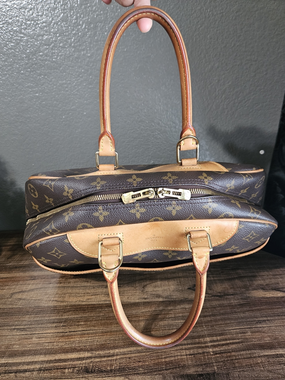 Authentic Louis Vuitton Deauville Monogram Canvas - Picture 9 of 16